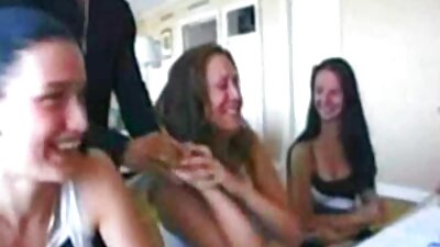 Uska djevojka s plijencima seksualno korištena u javnom vlaku