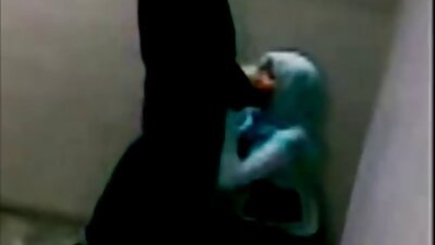 Nestašna djevojka privlači pažnju susjeda tata
